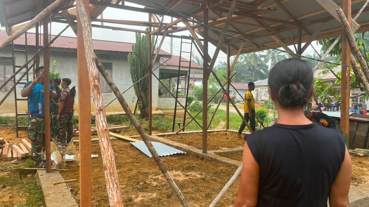 Sinergi TNI dan Warga dalam Proyek Pembangunan Rumah Bu Suhanim