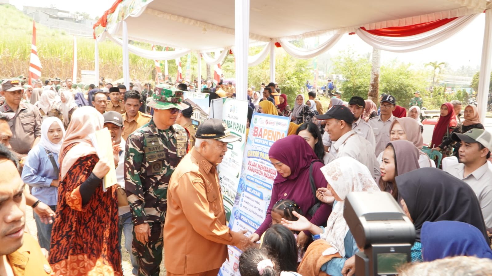 Dandim dan Bupati Malang Amati Perkembangan UMKM di TMMD ke-130